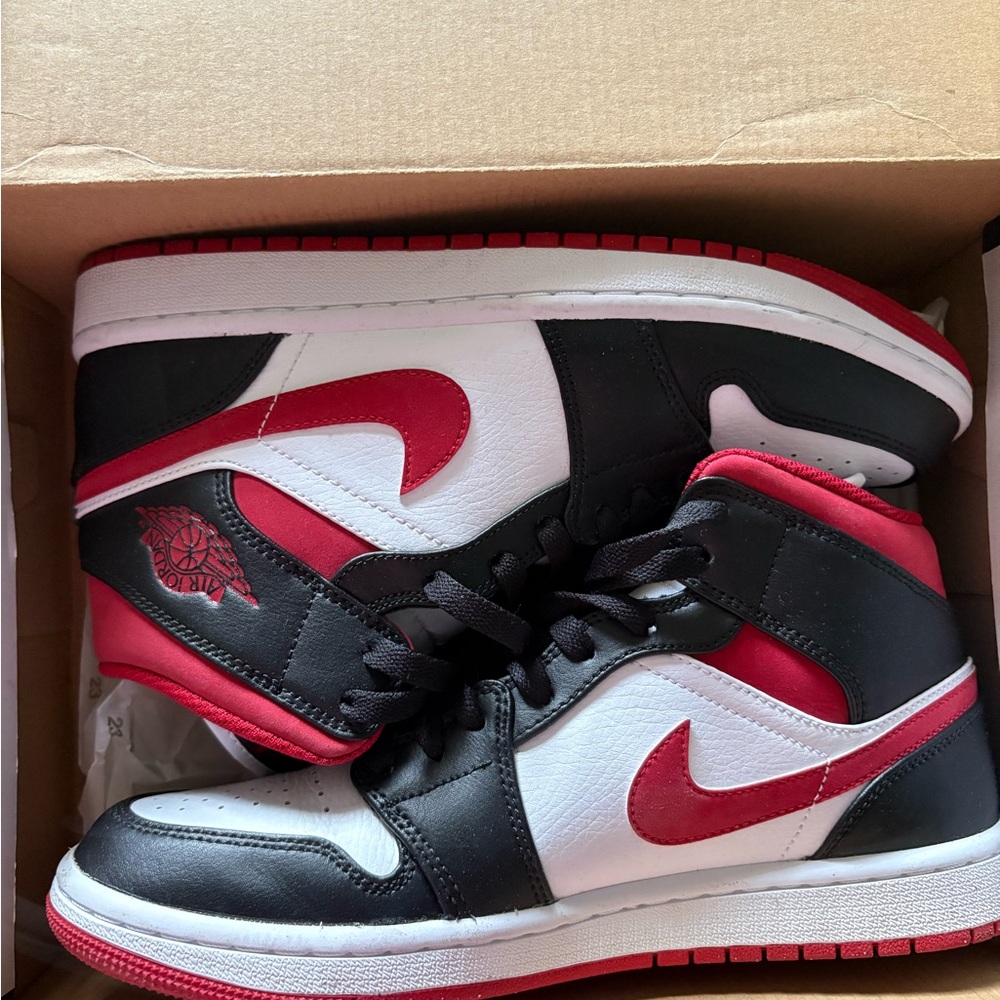AIR JORDAN RETRO 1 MID